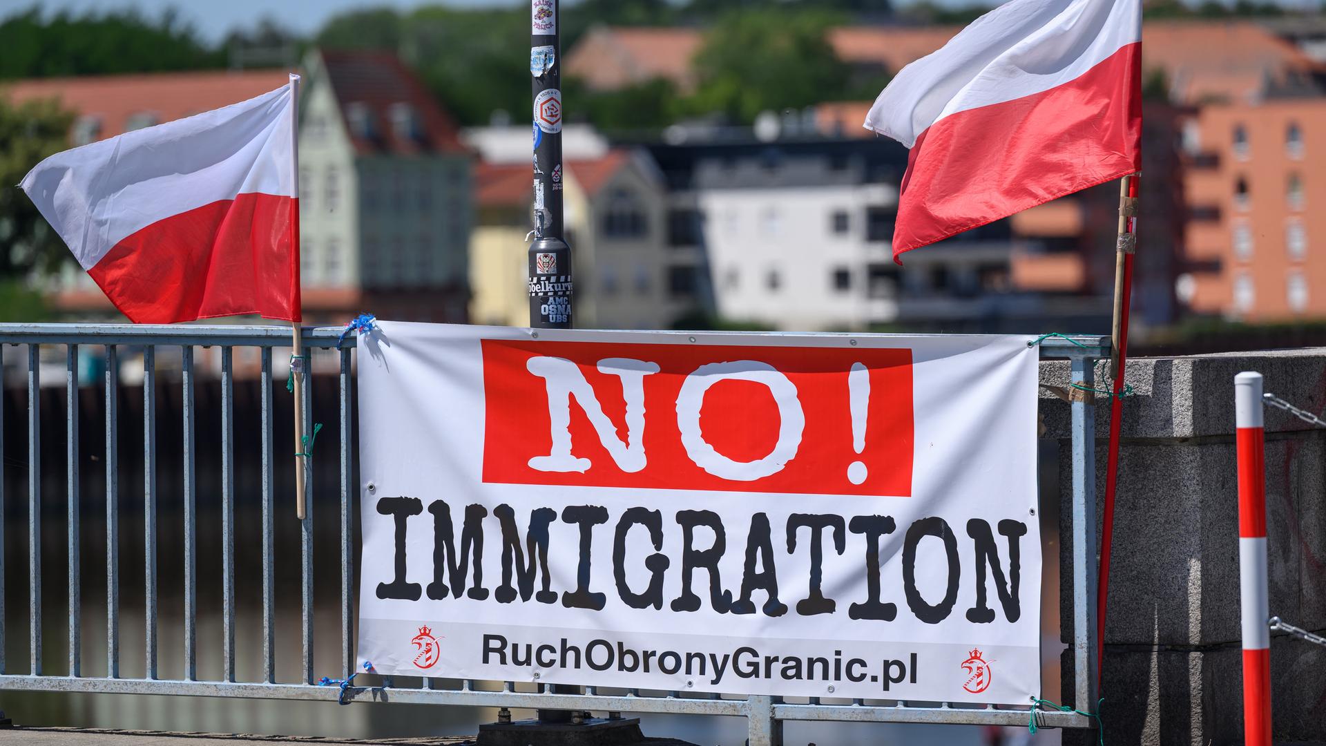 Ein Transparent mit der Aufschrift "No! Immigration" hängt auf polnischer Seite am deutsch-polnischen Grenzübergang Stadtbrücke zwischen Frankfurt (Oder) in Brandenburg und dem polnischen Slubice. Ein Transparent mit der Aufschrift "No! Immigration" hängt auf polnischer Seite am deutsch-polnischen Grenzübergang Stadtbrücke zwischen Frankfurt (Oder) in Brandenburg und dem polnischen Slubice.