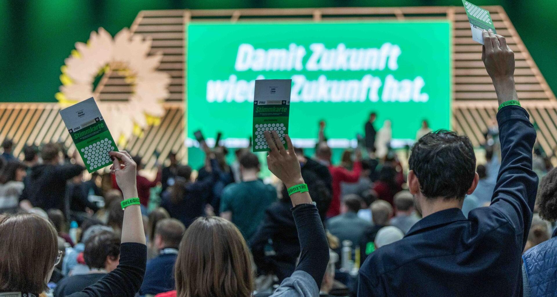 51. Bundesdelegiertenkonferenz von Bündnis 90/Die Grünen am 29.11.2025 in der Messe Hannover: Die Delegierten stimmen ab, indem sie Zettel in die Höhe halten.