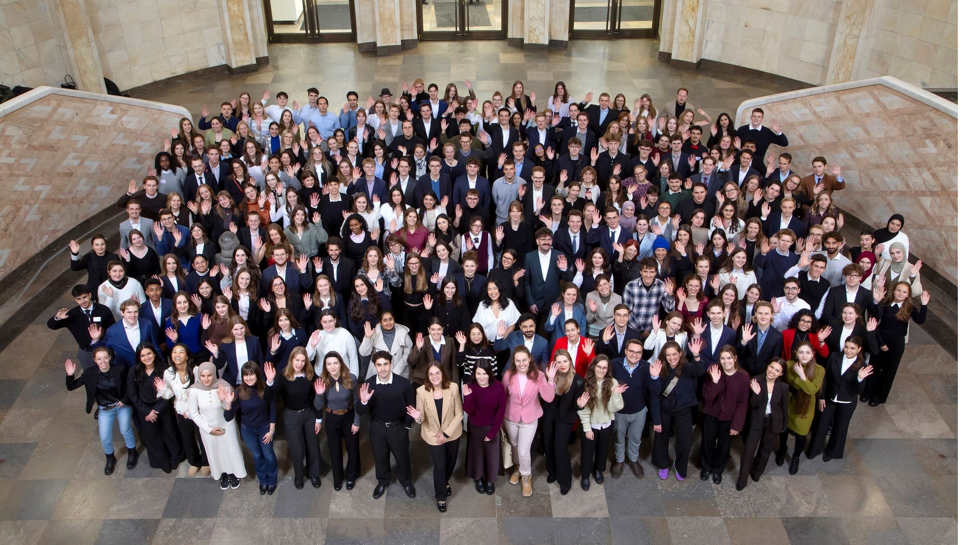 Gruppenfoto in der Rotunde: In diesem Jahr erhalten 620 Stipendiaten eine Förderung an der Goethe-Uni.