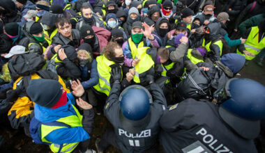 Gießen aktuell ++ Polizei zählt 25.000 Demo-Teilnehmer – AfD-Politiker auf dem Weg angegriffen ++ Liveticker