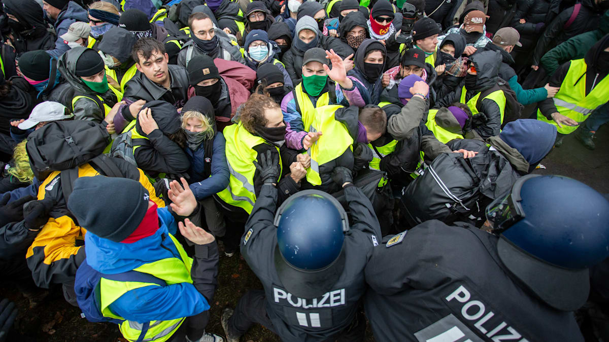 Gießen aktuell ++ Polizei zählt 25.000 Demo-Teilnehmer – AfD-Politiker auf dem Weg angegriffen ++ Liveticker