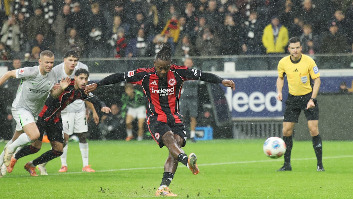 VAR greift ein: Umstrittener Elfmeter rettet Frankfurt