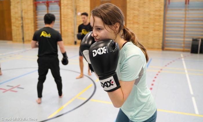 Nora Falk beim Kickboxen in einer Sporthalle