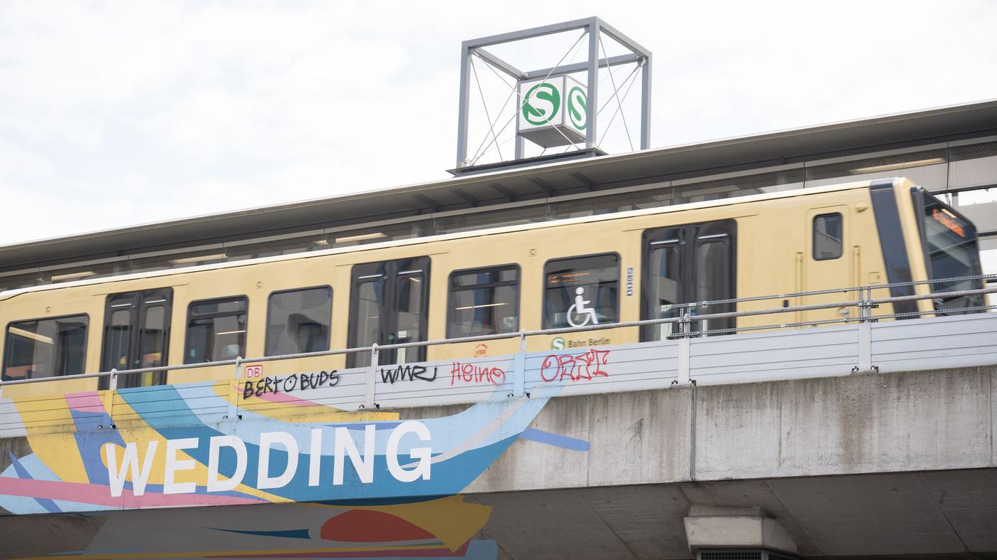 Berliner Stadtmission sammelt Winterkleidung an Bahnstation Wedding