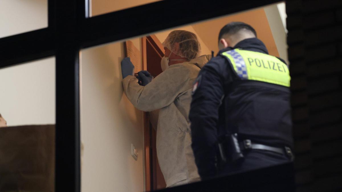 Mann stirbt in Hamburger Wohnung: Verdächtige Frau festgenommen