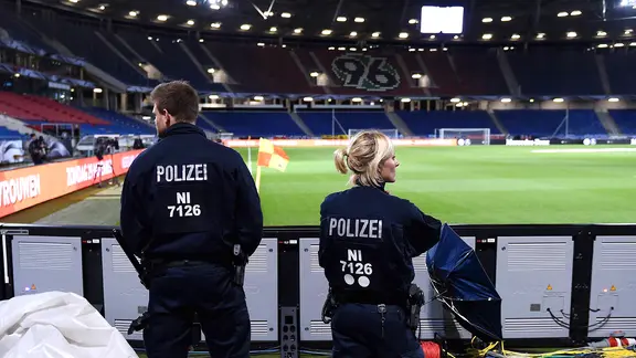 2015: Zwei Polizisten im leeren Stadion von Hannover 96