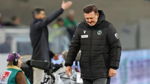 Christian Titz muss in Hannover einen sehr großen Umbruch managen. | picture alliance / firo Sportphoto | Sebastian El-Saqqa Trainer Christian Titz von Hannover 96 guckt zu Boden.