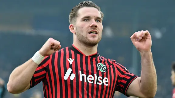 Hannovers Benjamin Källman jubelt. | picture alliance/dpa | Swen Pförtner Hannovers Benjamin Källman jubelt.