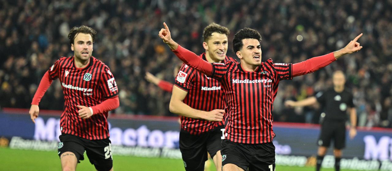 Hannovers Husseyn Chakroun bejubelt seinen Treffer gemeinsam mit den Teamkollegen | Swen Pförtner/dpa Hannovers Husseyn Chakroun bejubelt seinen Treffer gemeinsam mit den Teamkollegen