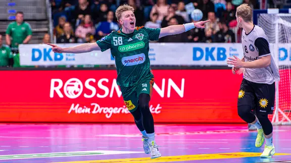 Jubel bei Daniel Weber (l.) von der TSV Hannover-Burgdorf 