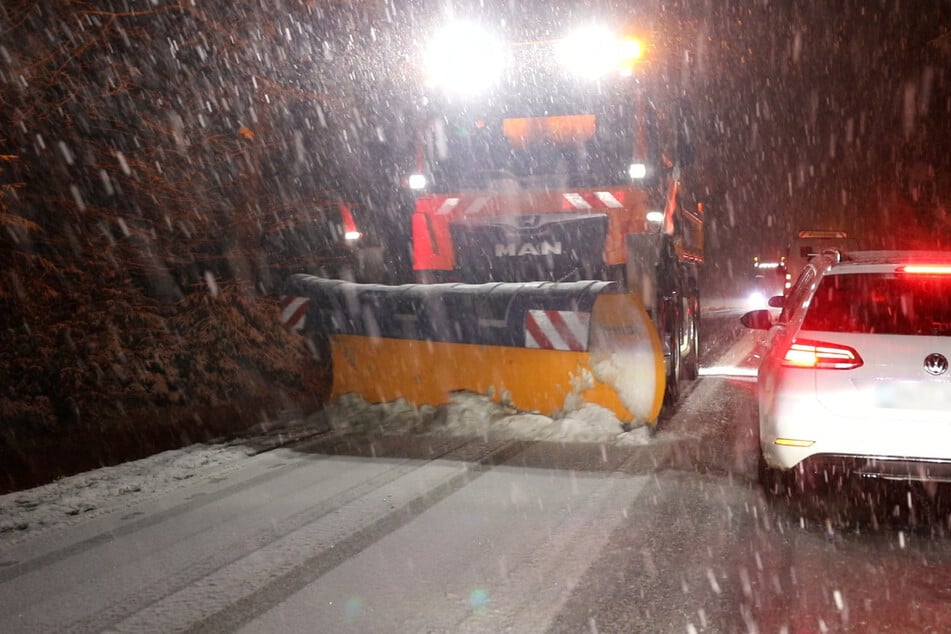 Der Winterdienst hatte im Erzgebirge alle Hände voll zu tun. Trotz des schnellen Einsatzes konnten nicht alle Straßen sofort von Schnee befreit werden.
