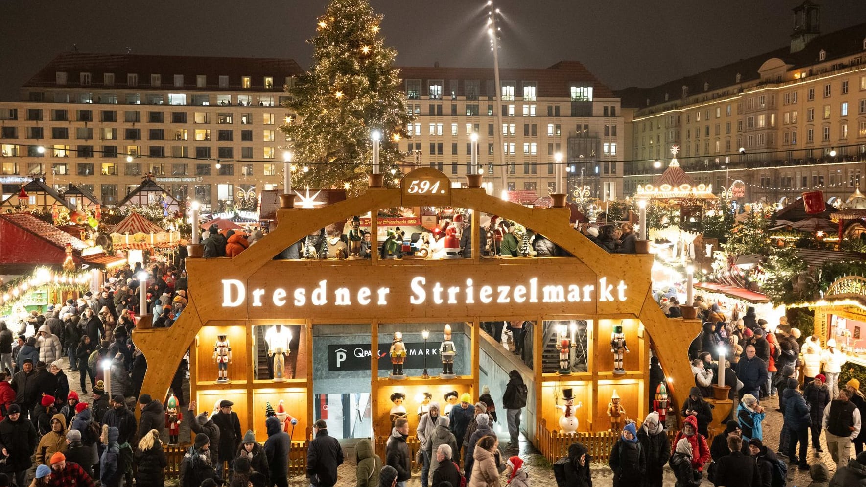 Hell erleuchtet ist ein überdimensionaler Schwibbogen auf dem 591. Dresdner Striezelmarkt zur Eröffnung.