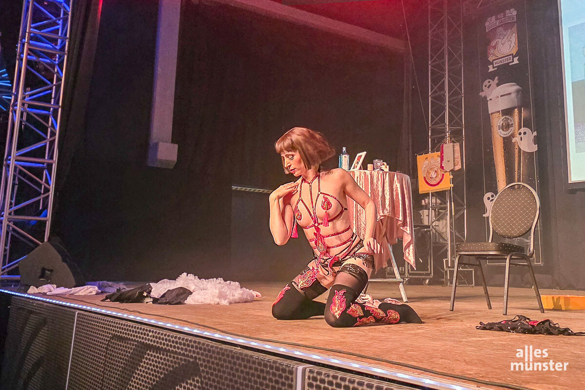Wenn Tanz auf Erotik trifft: Die Burlesque-Tänzerin „Parfait de la neige“. (Foto: Jasmin Otman)