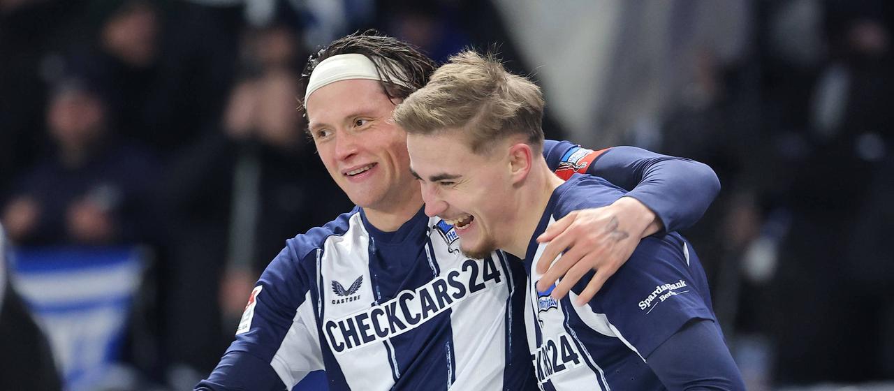 Marten Winkler feiert seinen Treffer mit Fabian Reese