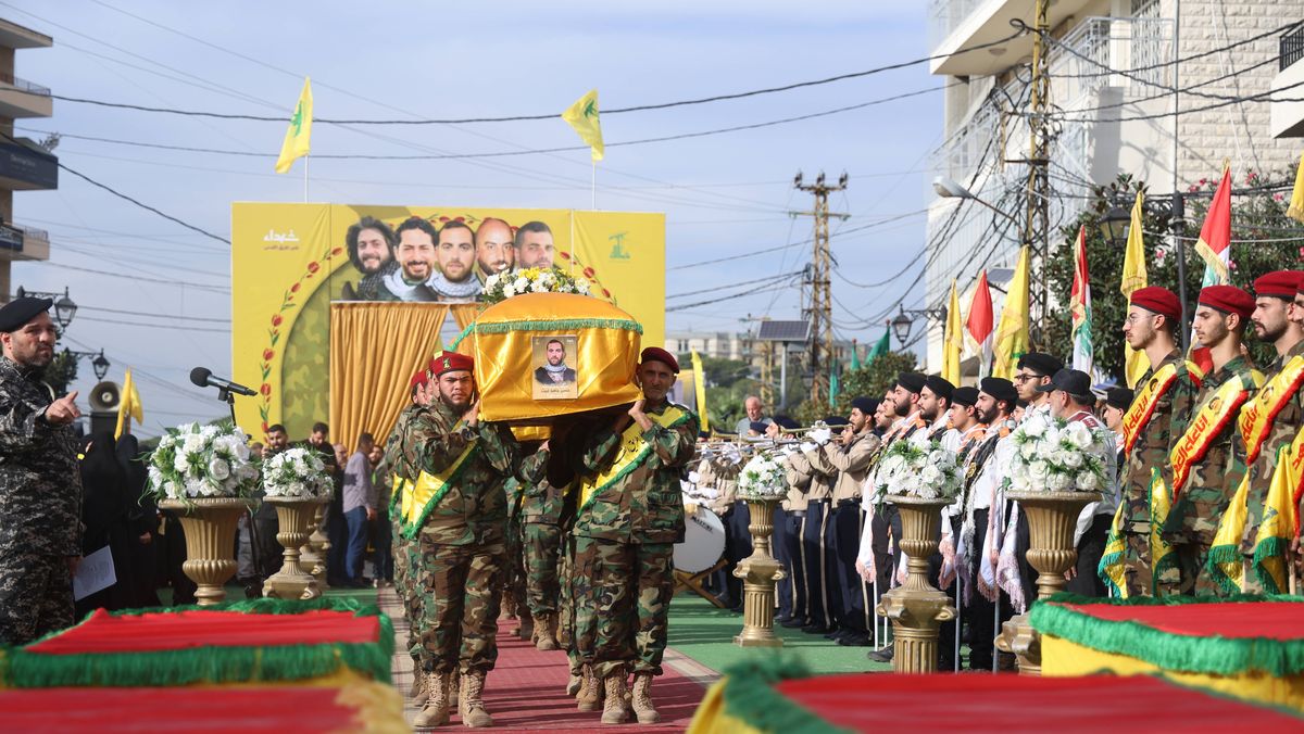Begräbnis von bei israelischen Luftschlägen getöteten Hisbollah-Kämpfern im Libanon
