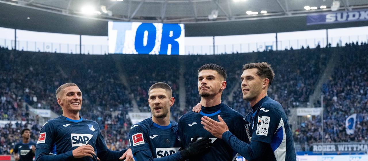 Albian Hajdari bejubelt seinen Treffer mit seinen Teamkollegen