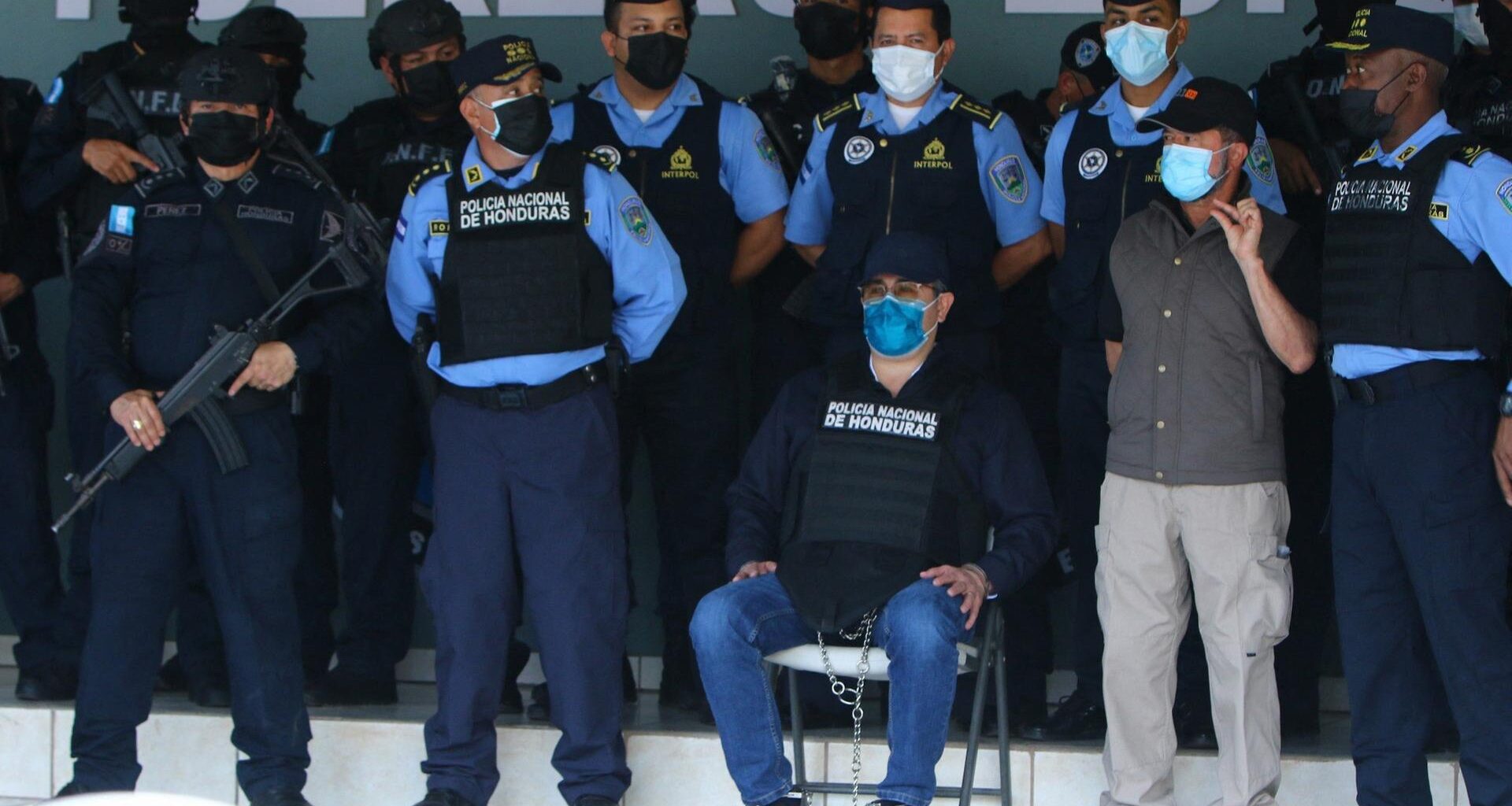 Honduras' Ex-Präsident Juan Orlando Hernandez in Handschellen in Tegucigalpa am 15. Februar 2022