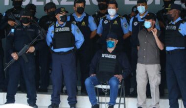 Honduras' Ex-Präsident Juan Orlando Hernandez in Handschellen in Tegucigalpa am 15. Februar 2022