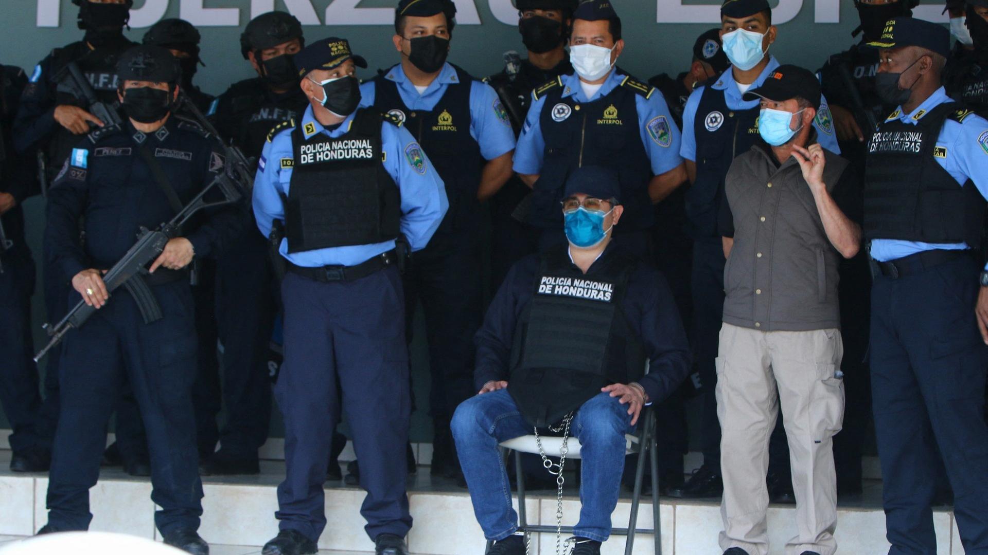 Honduras' Ex-Präsident Juan Orlando Hernandez in Handschellen in Tegucigalpa am 15. Februar 2022 Honduras' Ex-Präsident Juan Orlando Hernandez in Handschellen in Tegucigalpa am 15. Februar 2022