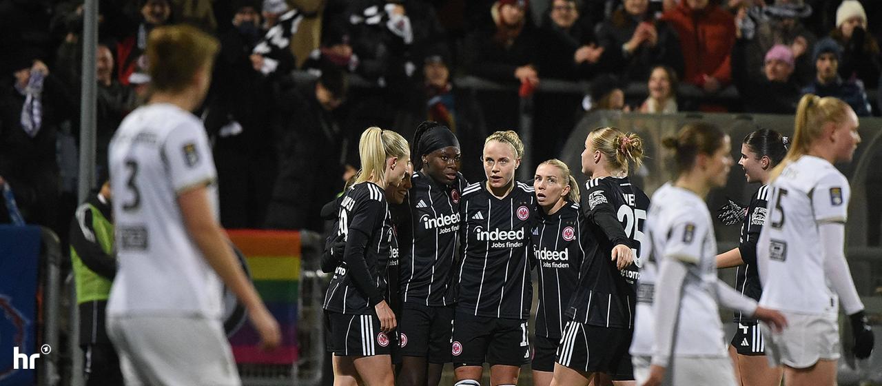 Die Eintracht-Spielerinnen jubeln über den zwischenzeitlichen Ausgleich von Nicole Anyomi.