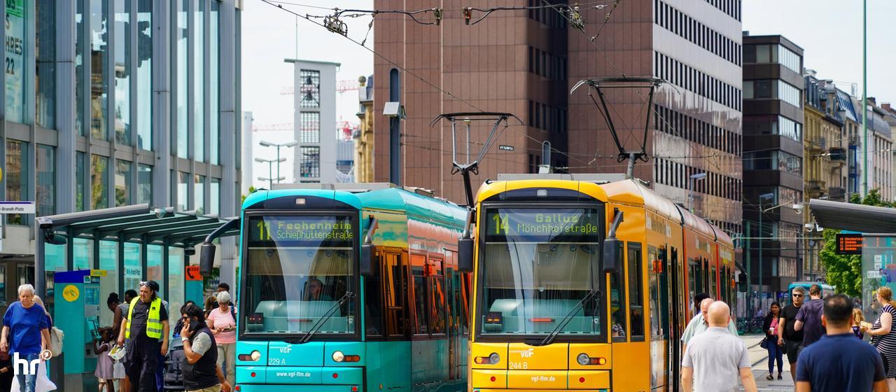 Zwei Straßenbahnen am Willy-Brandt-Platz in Frankfurt.