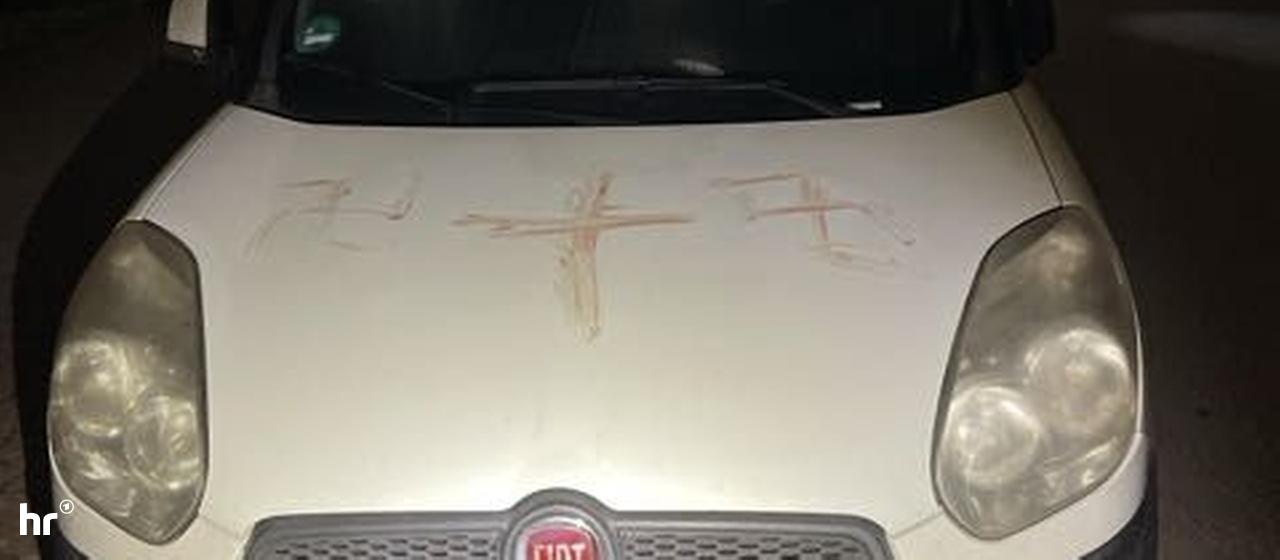 in der Nacht auf der Motorhaube eines weißen Autos sind drei mit Blut heraufgeschmierte (Haken-)Kreuze zu sehen | Polizei Südosthessen in der Nacht auf der Motorhaube eines weißen Autos sind drei mit Blut heraufgeschmierte (Haken-)Kreuze zu sehen