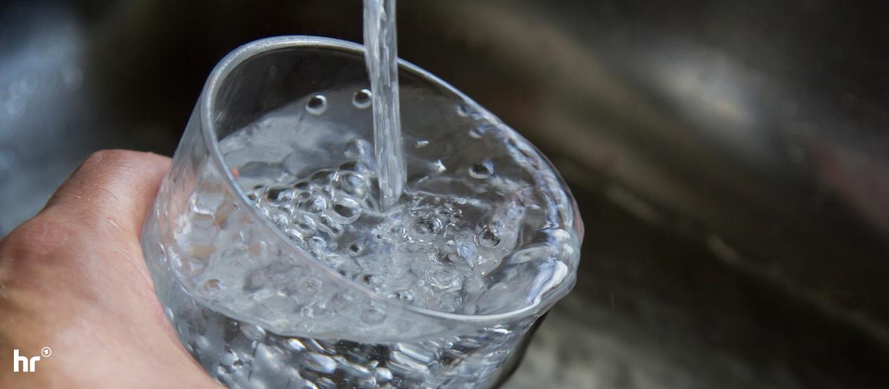 Glas mit Leitungswasser