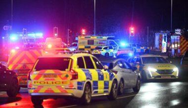 Polizei am Bahnhof Huntingdon in England am Abend (1. November 2025)