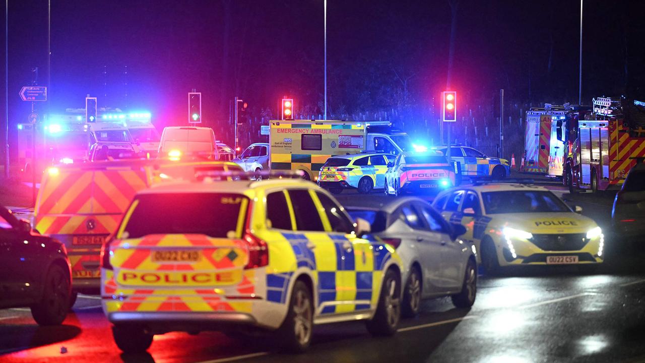 Polizei am Bahnhof Huntingdon in England am Abend (1. November 2025)