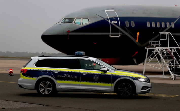HZA-BI: Bielefelder Zoll zieht Sommerbilanz/Zahlreiche Verstöße bei Kontrollen am Flughafen Paderborn/Lippstadt festgestellt - Goldschmuck im Wert von 40.000 Euro aufgegriffen - Potenzhonig im Gepäck