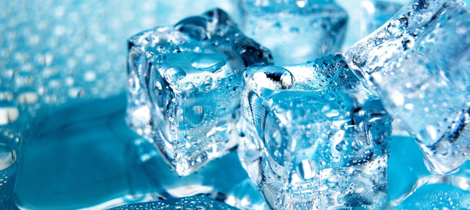 Eiswürfel auf blauem Hintergrund