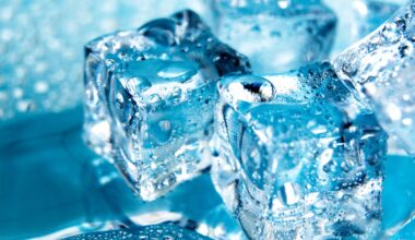 Eiswürfel auf blauem Hintergrund