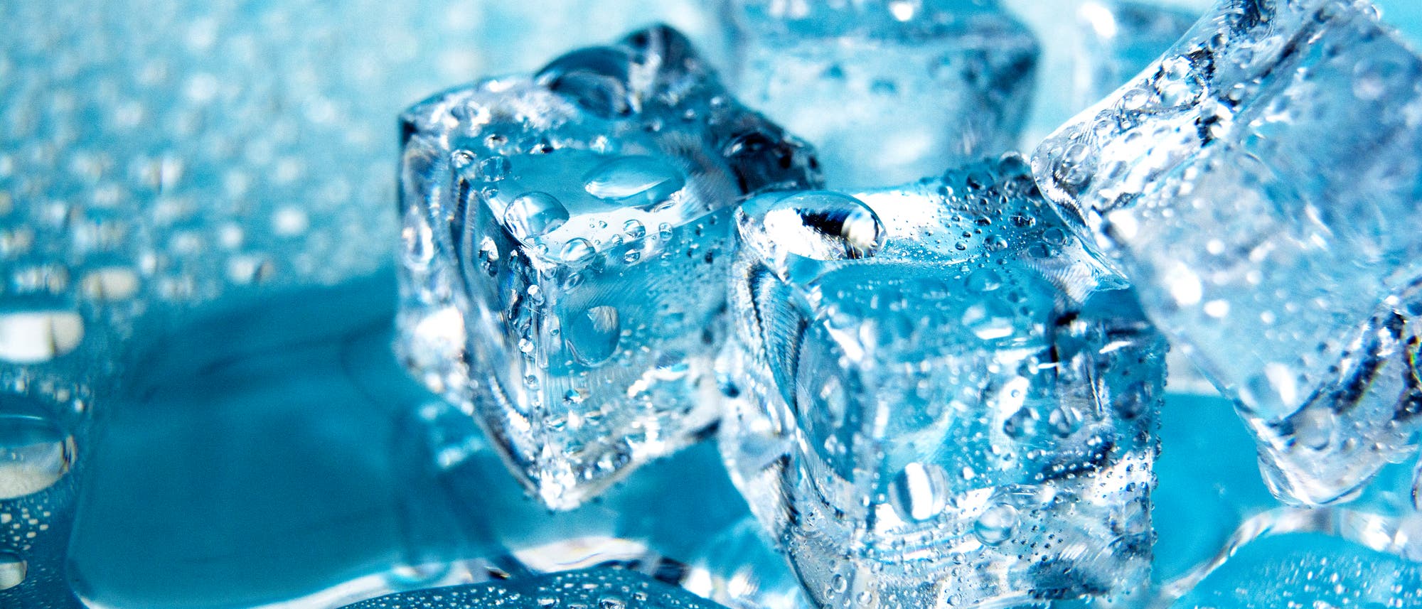Eiswürfel auf blauem Hintergrund Eiswürfel auf blauem Hintergrund