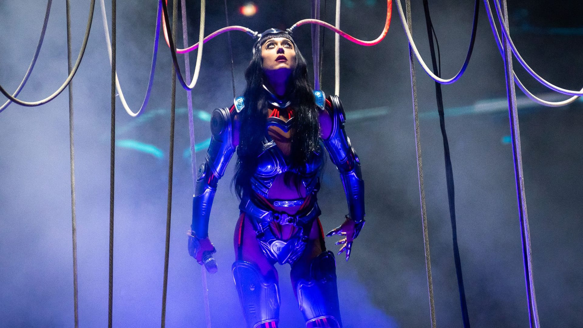 Katy Perry im futuristischen Roboterkostüm auf der Bühne: Die Halloween-Show begann mit einer spektakulären Sci-Fi-Inszenierung und dem Song "Artificial". Katy Perry im futuristischen Roboterkostüm auf der Bühne: Die Halloween-Show begann mit einer spektakulären Sci-Fi-Inszenierung und dem Song "Artificial".