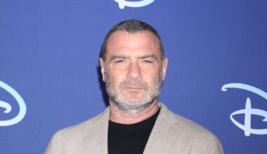 Schauspieler hat Migräne-Attacken: Liev Schreiber mit "massiven Kopfschmerzen" in Klinik