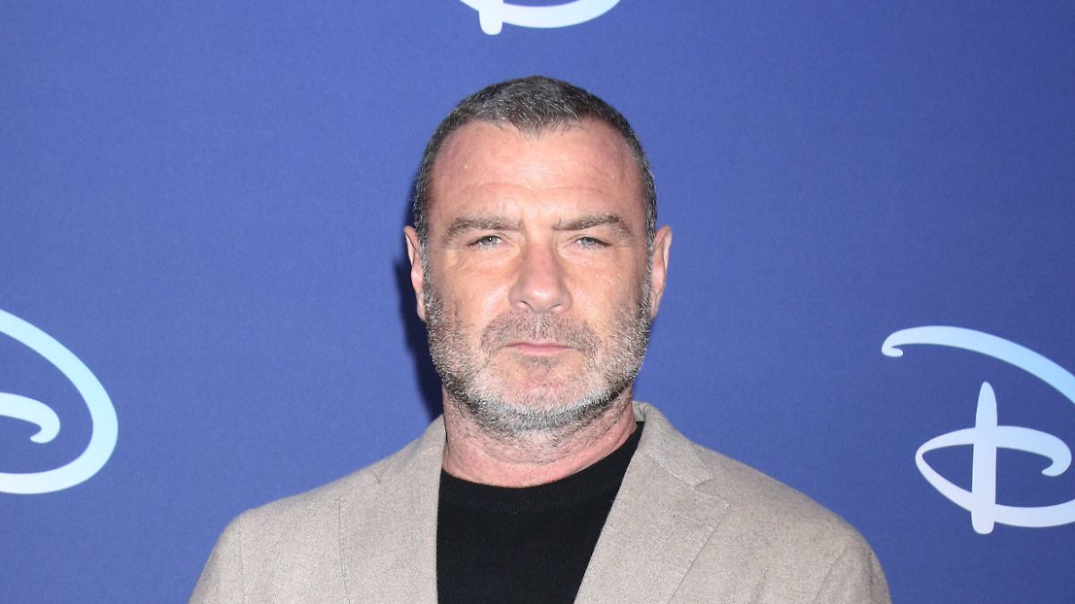 Schauspieler hat Migräne-Attacken: Liev Schreiber mit "massiven Kopfschmerzen" in Klinik
