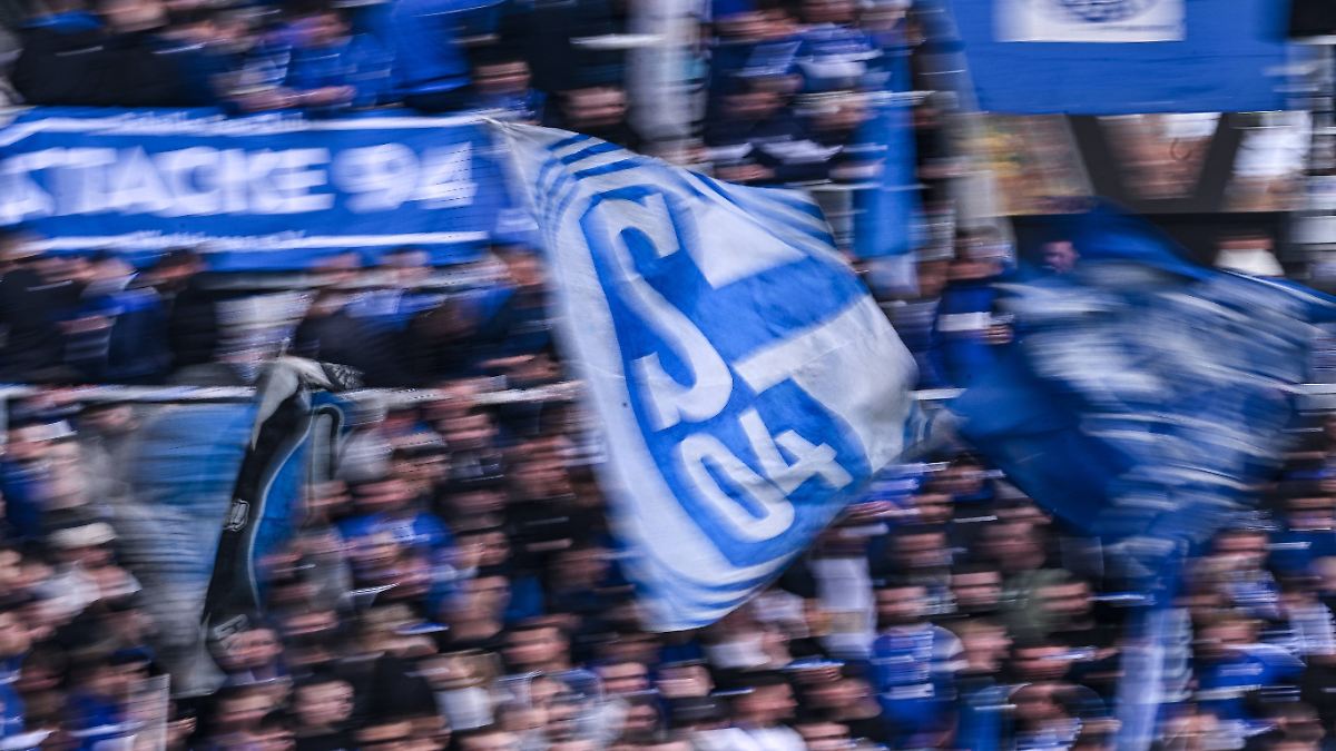 S04- und BVB-Anhänger involviert: Fußball-Fans sorgen für Massenschlägerei am Kölner Hauptbahnhof