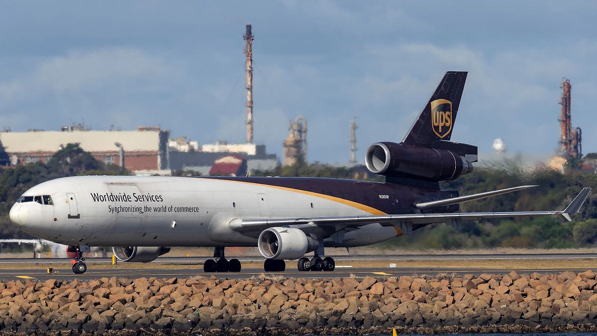 Neun Prozent der Flotte steht: Paketdienst UPS spricht Flugverbot für Absturz-Typ aus