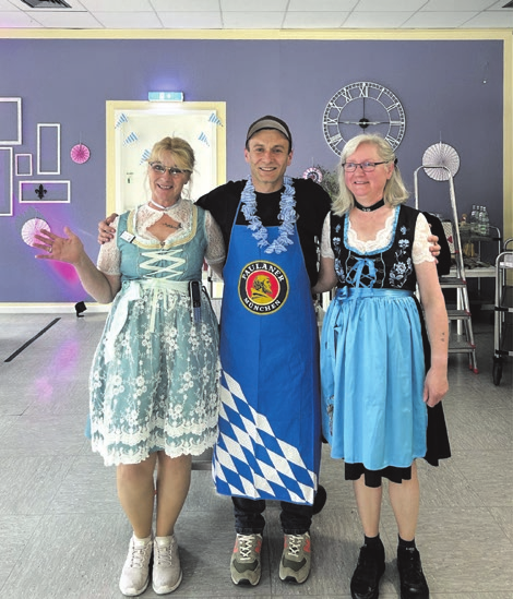 Stilecht lud das Team zum Tanzvergnügen Oktoberfest.