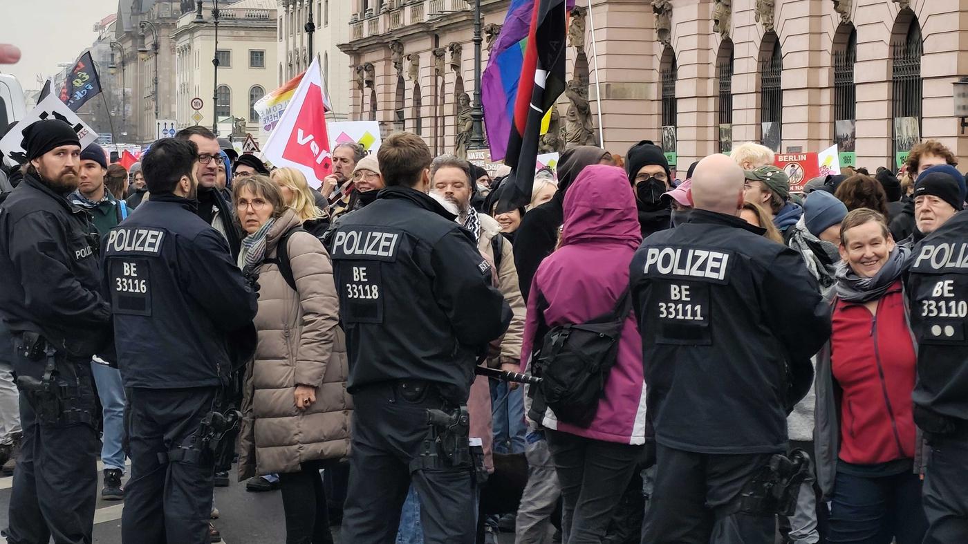 Rechtsextreme Demo kurz nach Start von Gegendemonstranten gestoppt