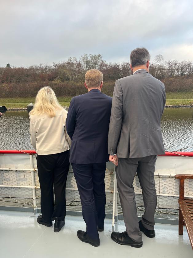 Anke Leue, Daniel Günther und Patrick Schnieder (v. l.) auf dem Raddampfer „Freya“. 