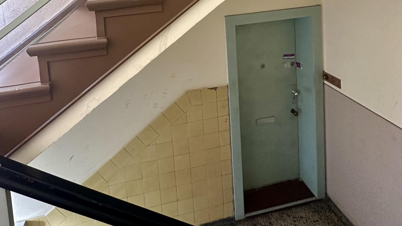 Ein Berliner Treppenhaus, drei vergessene Leichen