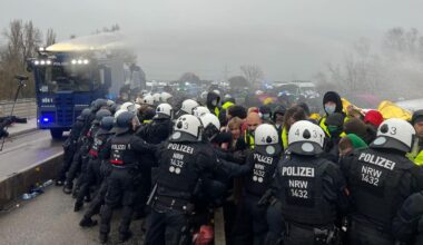 Demonstranten blockieren Straßen – Polizei setzt Wasserwerfer ein