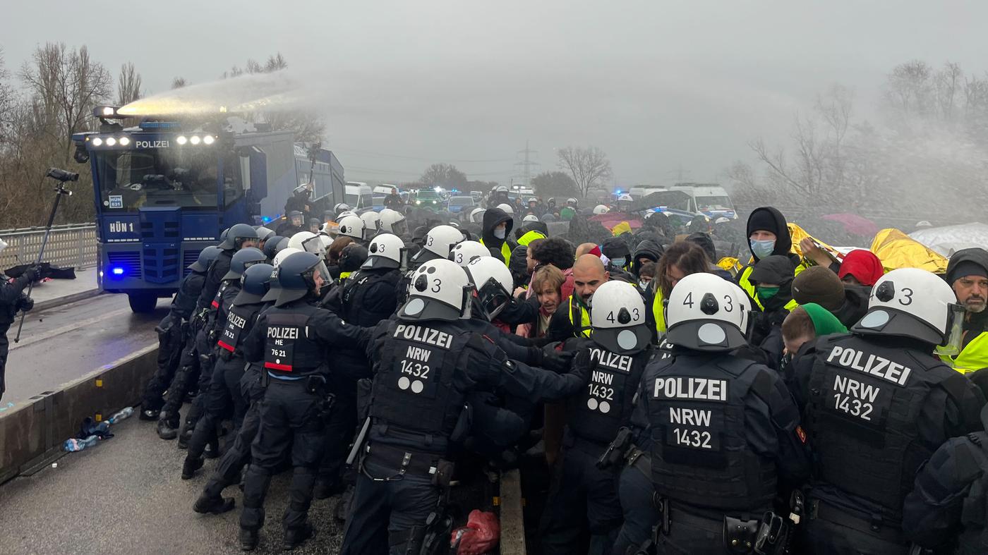 Demonstranten blockieren Straßen – Polizei setzt Wasserwerfer ein