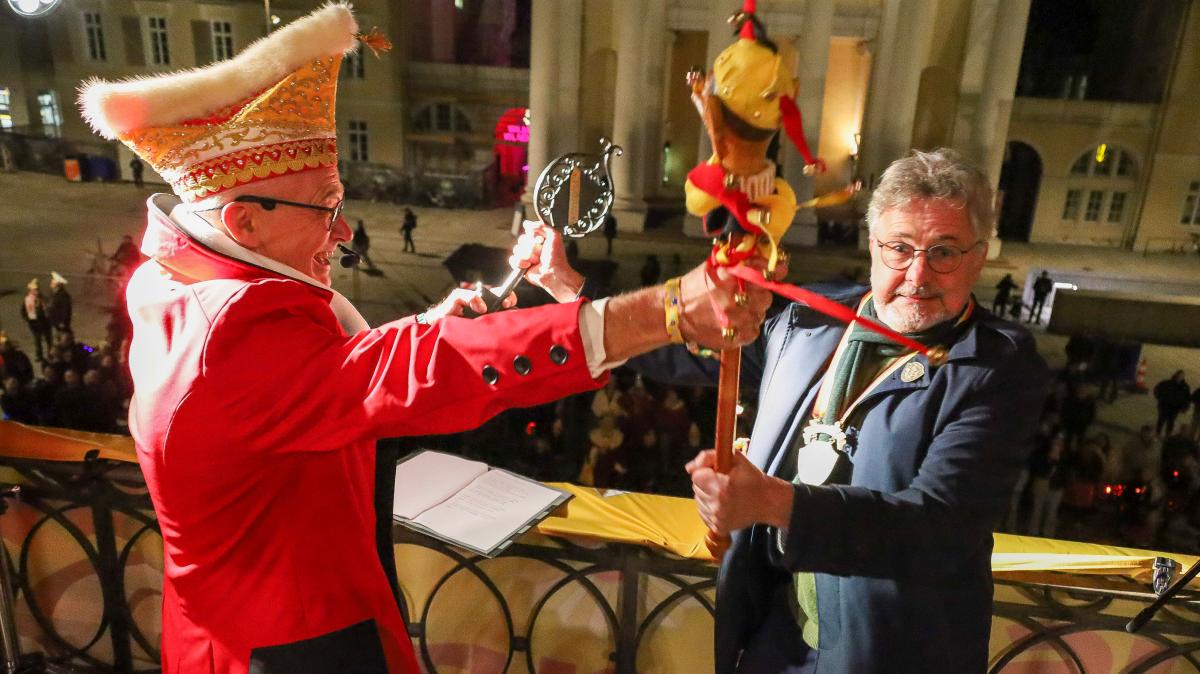 Eröffnung Karlsruher Fastnacht: Oberbürgermeister übergibt Rathausschlüssel