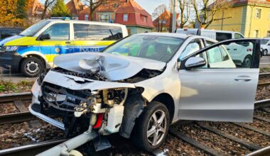 Unfall Karlsruhe-Rüppurr legt Straßenbahn lahm und verursacht Verkehrschaos
