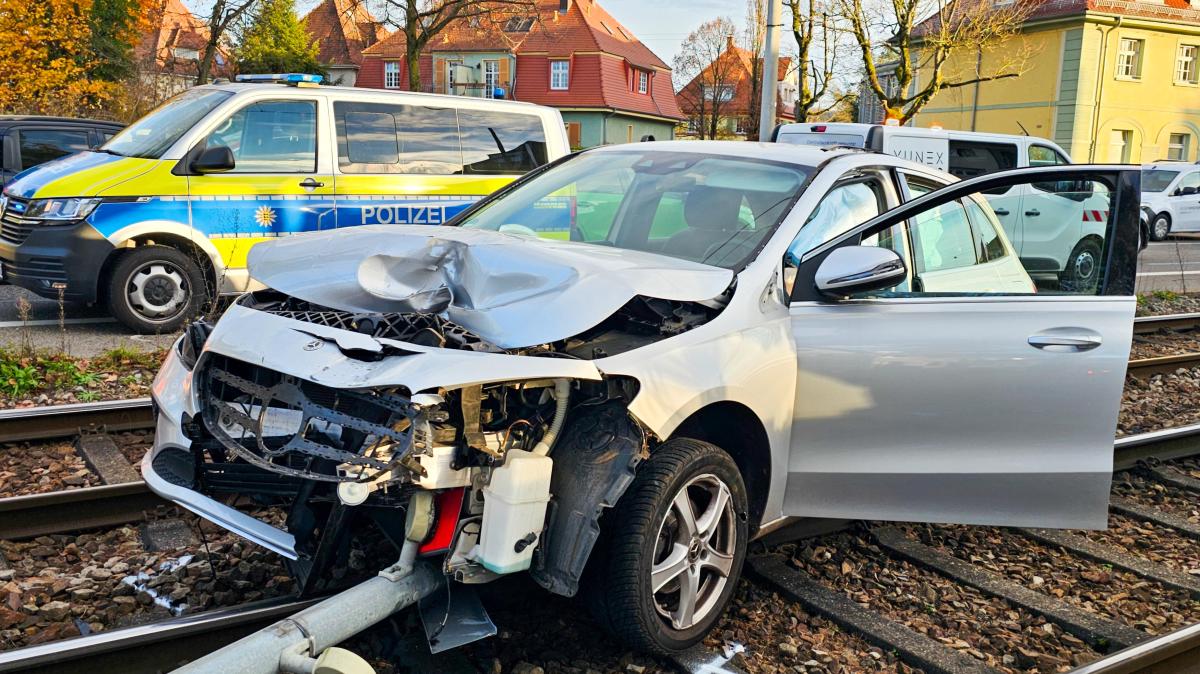 Unfall Karlsruhe-Rüppurr legt Straßenbahn lahm und verursacht Verkehrschaos