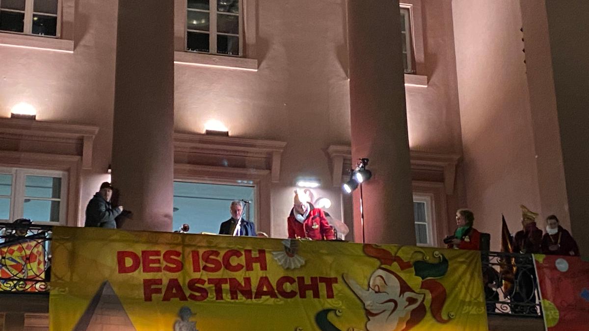 Eröffnung Karlsruher Fastnacht: Oberbürgermeister übergibt Rathausschlüssel