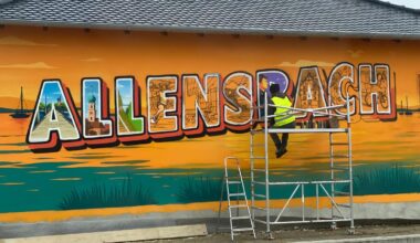 Kunst-Schriftzug „Allensbach“ an der B33 von Emin Hasirci soll ungewollte Graffiti verhindern