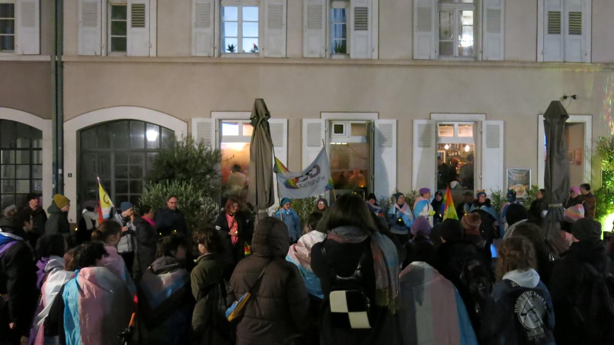Mahnwache in Karlsruhe gegen Transfeindlichkeit